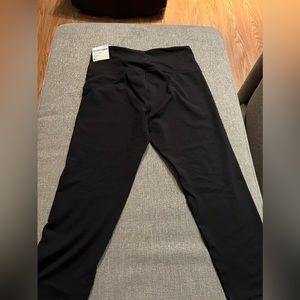 Woman’s Old Navy Cropped Elevate Legging
